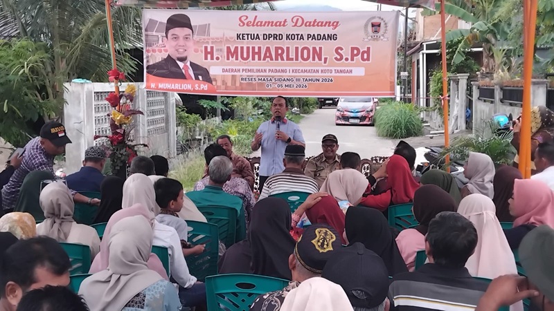 Ketua DPRD Padang Muharlion saat laksanakan reses. 
